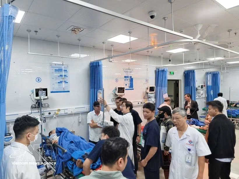 事故伤者在嘉莱雄王医院接受治疗。图自越通社