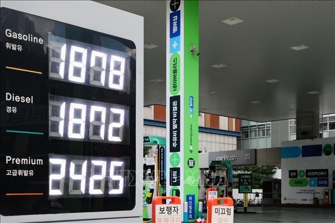 韩国首尔一家加油站公布的燃油价格。图：韩联社/越通社