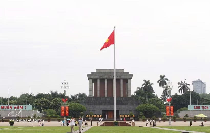几天来，众多民众和游客纷纷前往巴亭广场。图自越通社