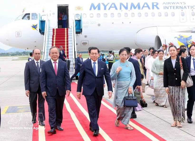 越南国家主席办公厅主任黎庆海在河内内牌国际机场迎接缅甸总统一行。图自越通社