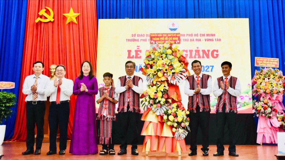 胡志明市市委、市人民议会、市人委会、市越南祖国阵线委员会向巴地-头顿民族寄宿制普通学校赠送鲜花祝贺新学年。