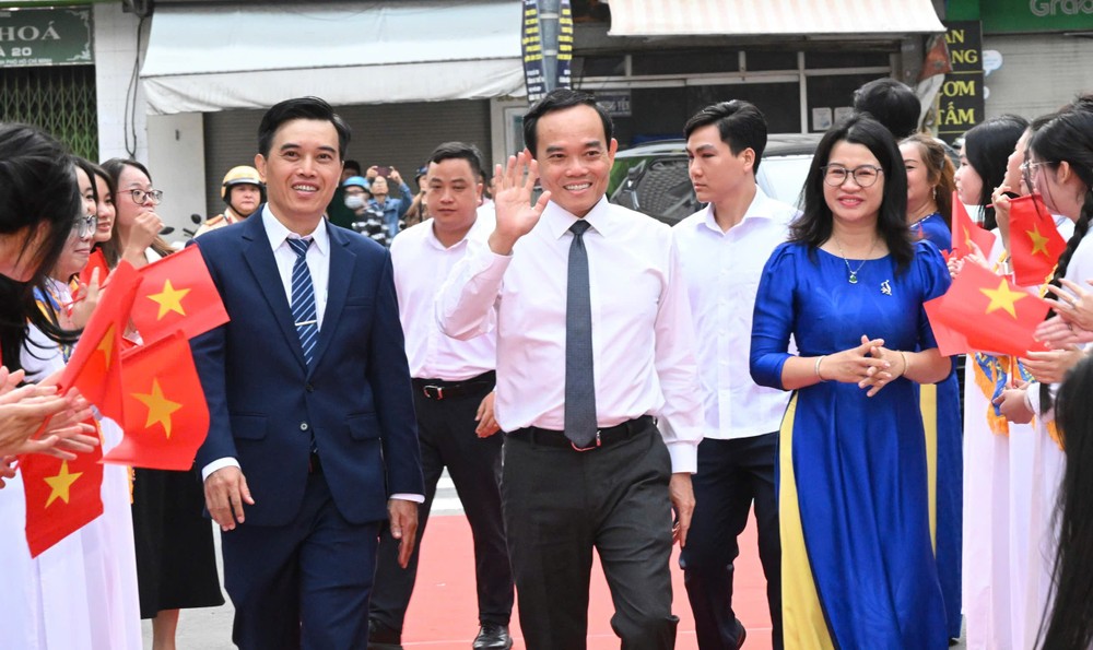 胡志明市市委书记陈留光出席陈开源高中学校2026-2027学年开学典礼。图:越勇。