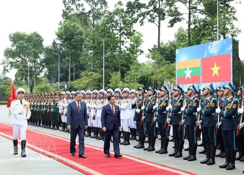 越南党中央总书记、国家主席苏林与缅甸总统敏昂莱检阅了越南人民军仪仗队。图片来源：越通社