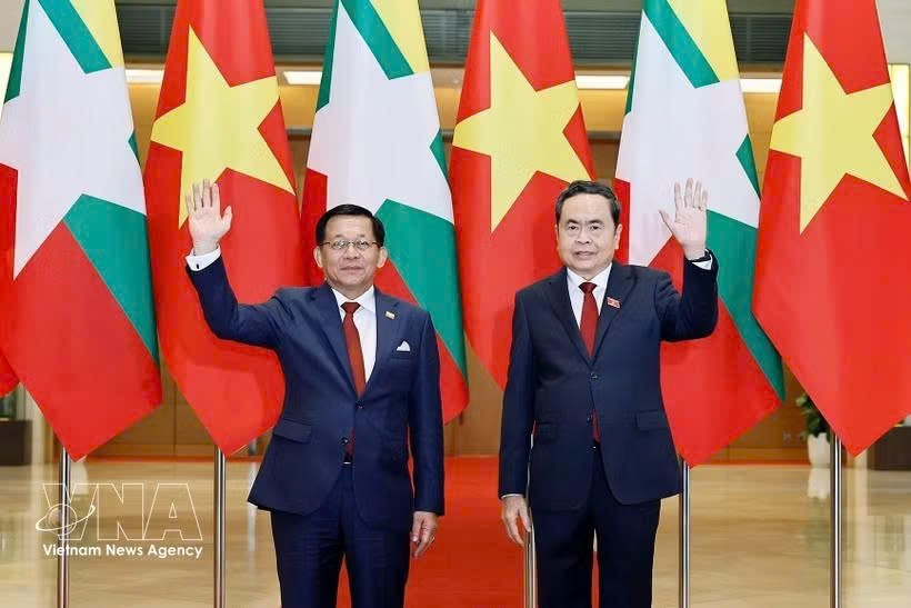 越南国会主席陈青敏会见缅甸总统敏昂莱。图自越通社