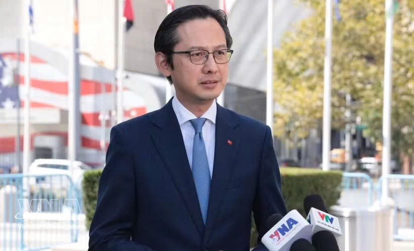越南常驻联合国代表团团长杜雄越大使接受越通社记者采访 。图自越通社