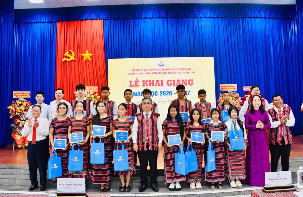 Nguyễn -Phước- Lộc- trao- học -bổng .jpg