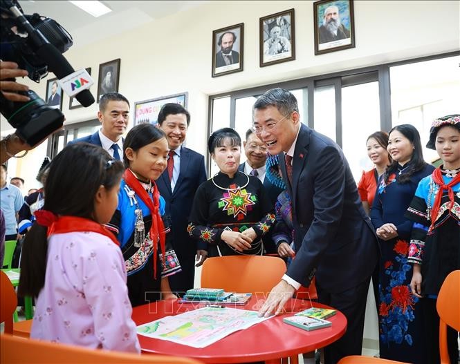 3  vna_potal_thu_tuong_du_le_khai_giang_nam_hoc_moi_tai_truong_pho_thong_noi_tru_lien_cap_muong_khuong_lao_cai_stand (3).jpg