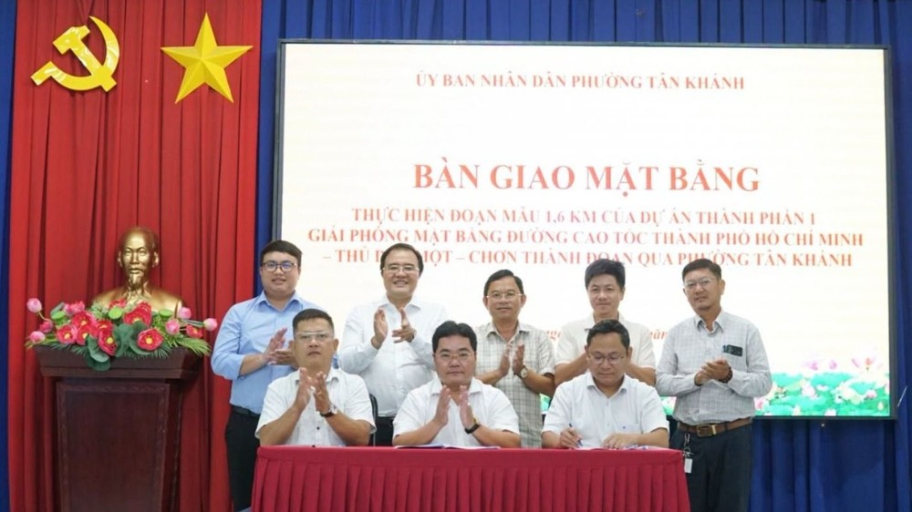 各单位代表签署施工场地移交备忘录。图: 通讯员。