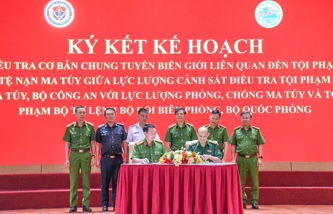 公安部毒品犯罪调查警察局与边防部队司令部防打毒品与罪犯局签署防打毒品工作配合规章。图 :何辉