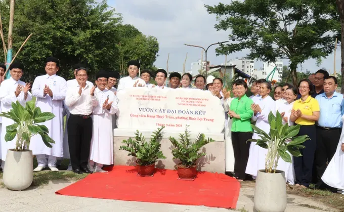 1- Các đại biểu thực hiện nghi thức khánh thành Vườn cây Đại đoàn kếttại Công viên Đặng Thùy Trâm .jpg