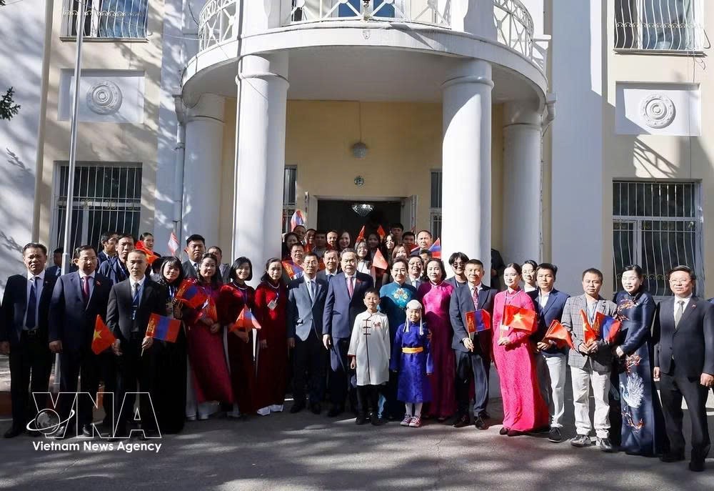 chu-tich-quoc-hoi-va-phu-nhan-gap-go-cong-dong-nguoi-viet-nam-tai-mong-co.jpg