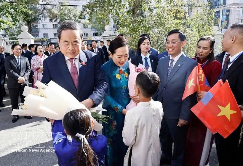 越南国会主席陈青敏会见旅居蒙古国越南人代表。图自越通社