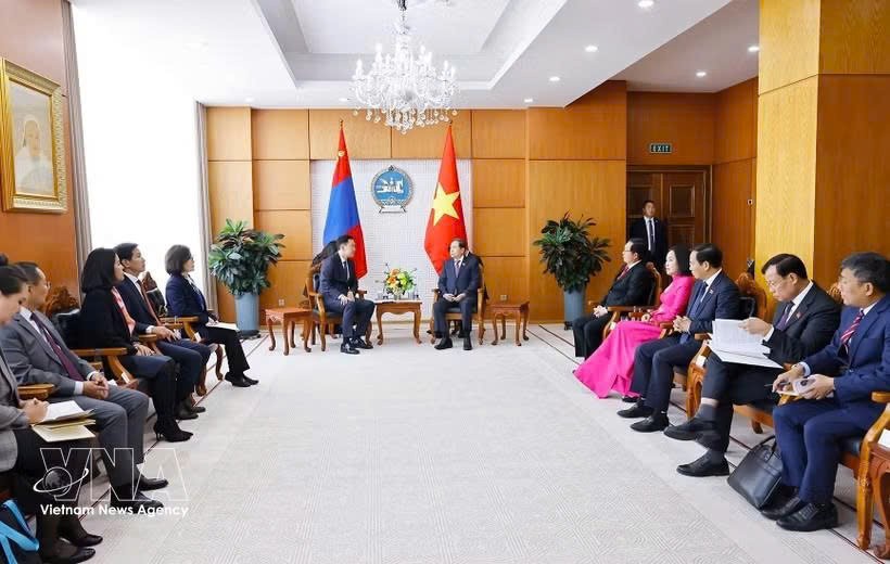 越南国会主席陈青敏会见蒙古国总理尼亚木奥斯尔·乌其尔勒。图自越通社