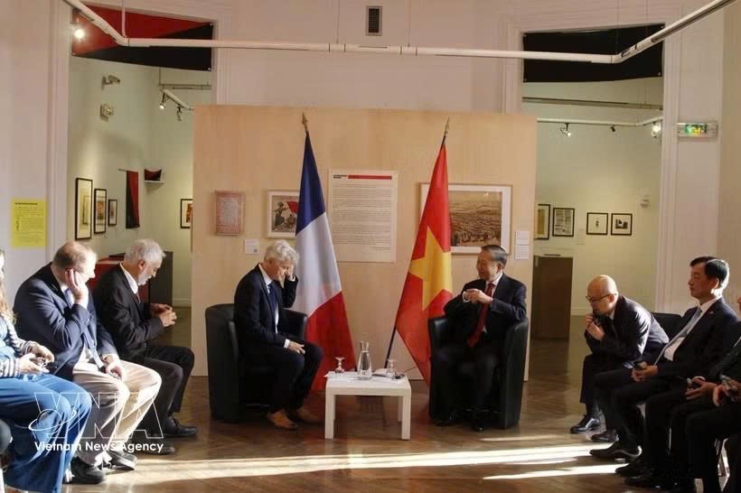 越南党中央总书记、国家主席苏林会见法国共产党全国书记法比安·鲁塞尔。图自越通社