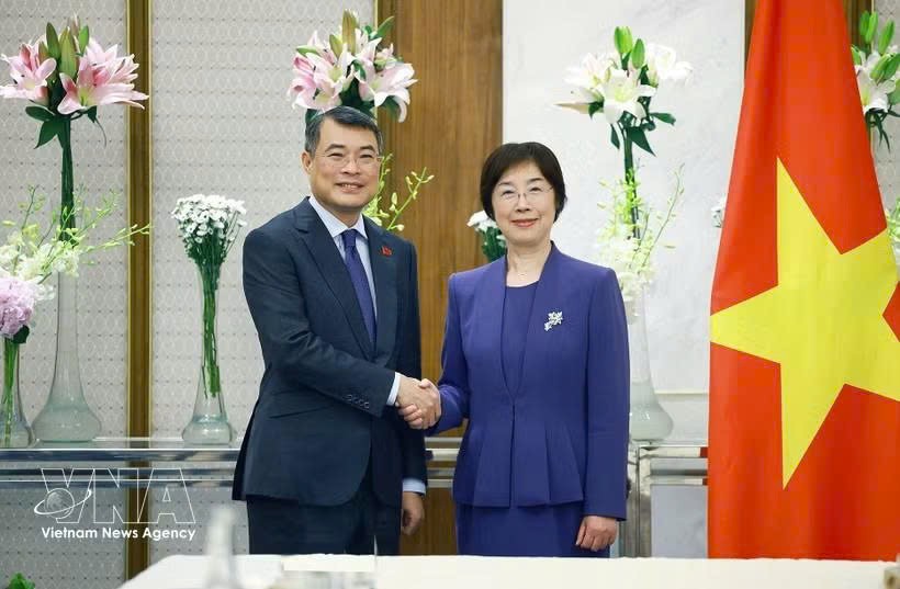 黎明兴总理和亚洲基础设施投资银行（AIIB）行长邹加怡。图自越通社
