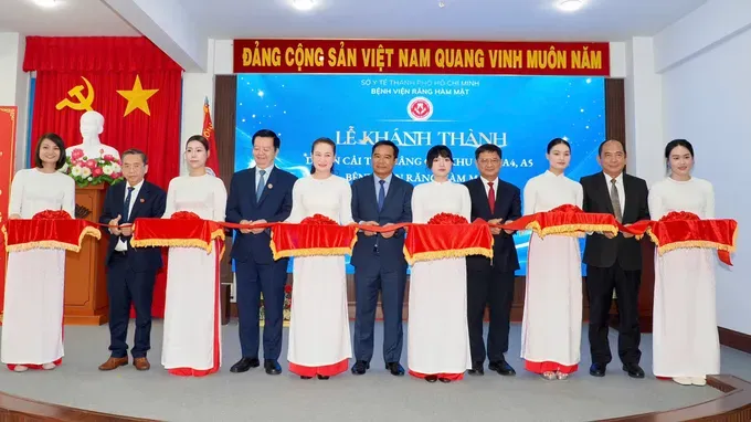 Các đại biểu thực hiện nghi thức cắt băng khánh thành .jpg