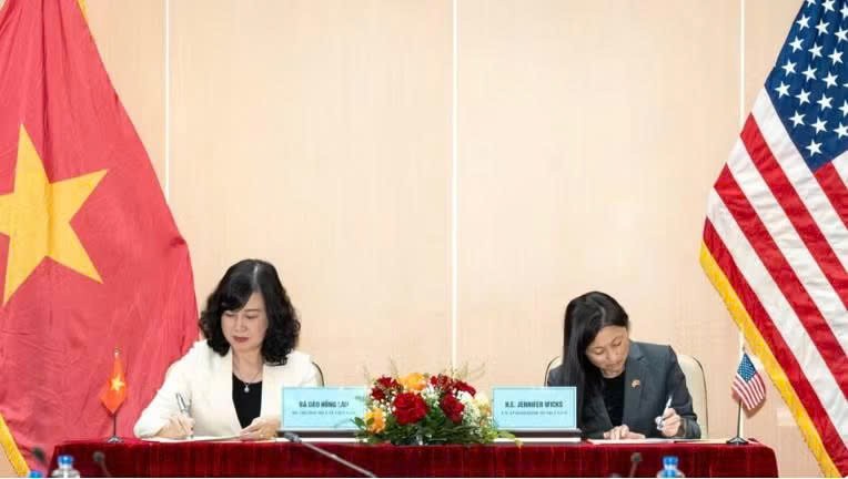 越南卫生部部长与美国驻越南大使签署合作备忘录。美国驻越大使馆供图