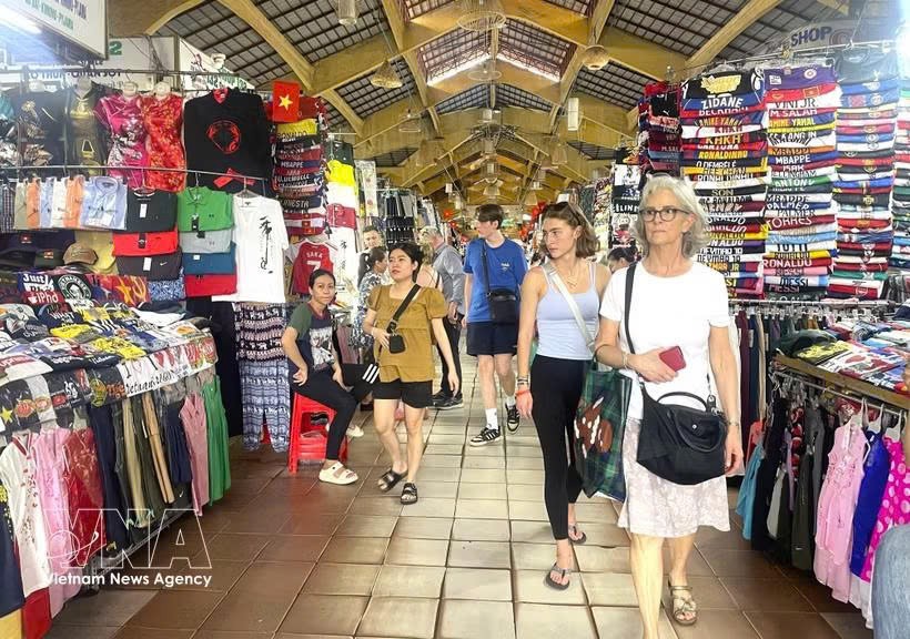 胡志明市滨城集市吸引众多国内外游客。图自越通社