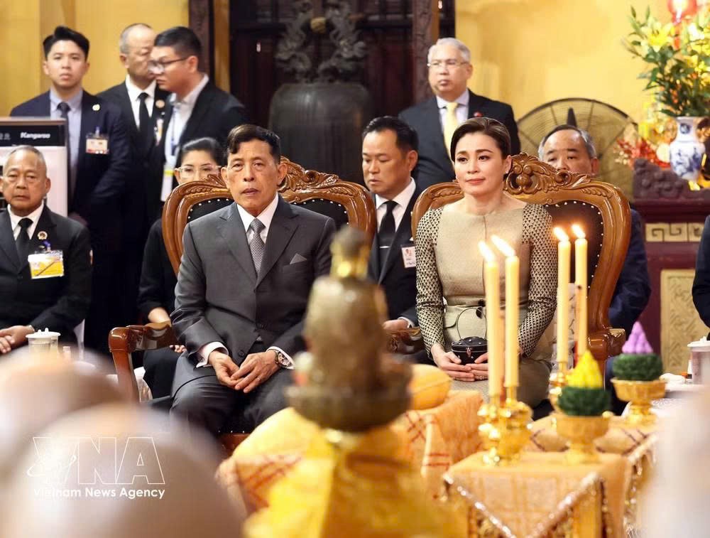 nha-vua-thai-lan-va-hoang-hau-tham-chua-quan-su-va-du-le-cau-an.jpg