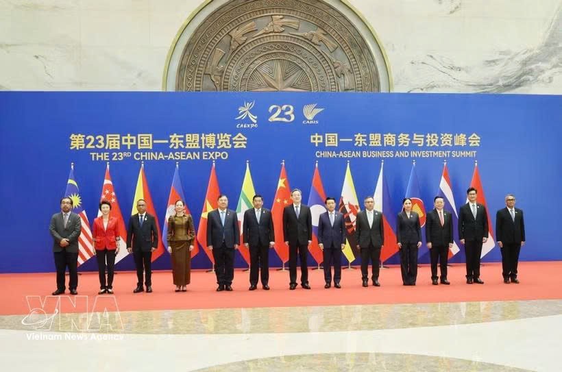 越南政府常务副总理范家足（左五）与东盟各国和中国代表团团长合影。图自越通社