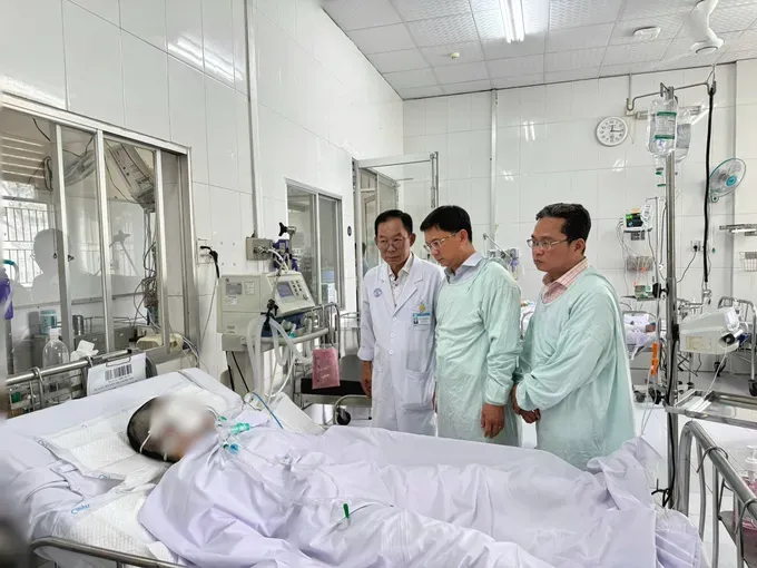 阮孟强同志看望慰问正在大水镬医院接受治疗的受害者。