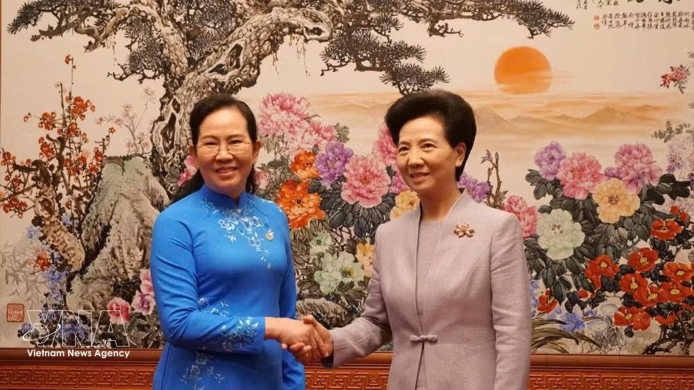 越南妇联会主席黎氏水与中华全国妇女联合会主席谭贻琴。图自越通社
