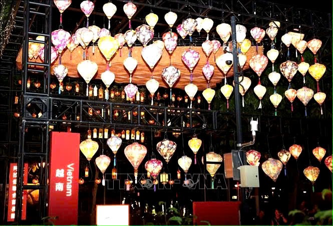 Khu trưng bày đèn lồng Hội An của Việt Nam .jpg