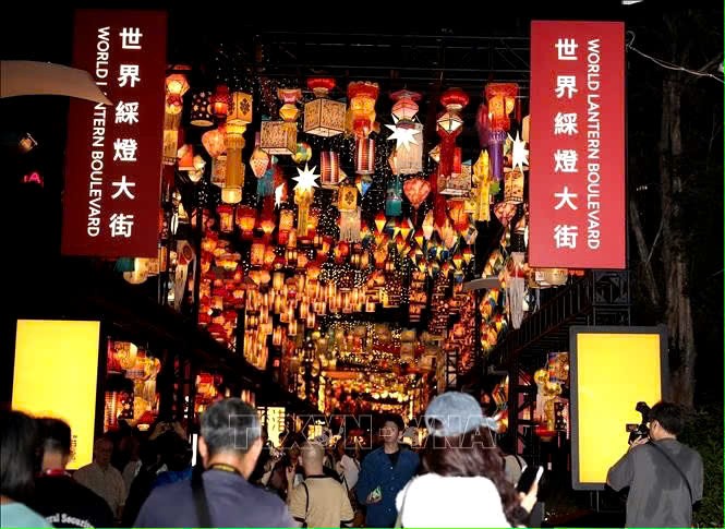 Khu vực Đại lộ Đèn lồng Thế giới tại Công viên Victoria.jpg