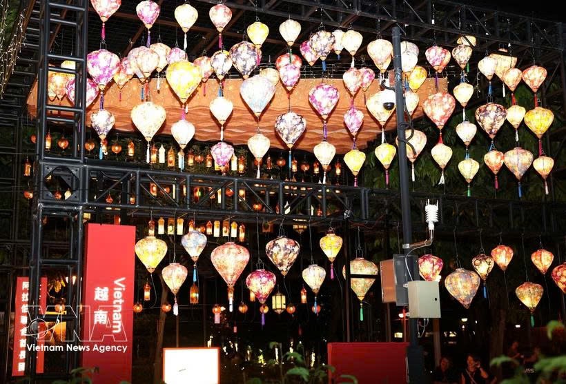 越南会安灯笼亮相中国香港“国际中秋彩灯汇”。图自越通社
