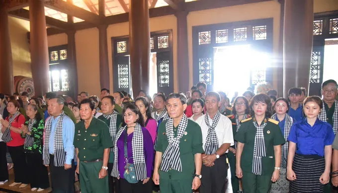 1- Đoàn dâng hương tại Đền tưởng niệm Liệt sĩ Bến Dược.jpg