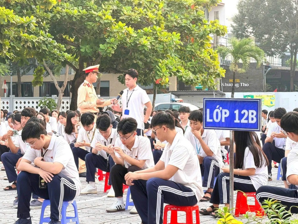胡志明市学生探索了解关于遵守上学途中交通安全规定。