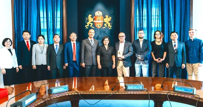 21-9-4anh-4-lam-viec-voi-dai-dien-chinh-quyen-thanh-pho-budapest-2054-3284.jpg