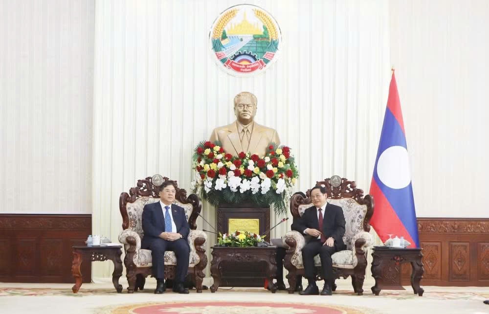 pho-thu-tuong-thuong-truc-chinh-phu-pham-gia-tuc-tham-va-lam-viec-tai-lao-1.jpg