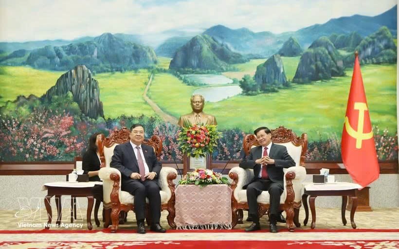 老挝人民革命党中央总书记、国家主席通伦·西苏里会见越南政府常务副总理范家足。图自越通社