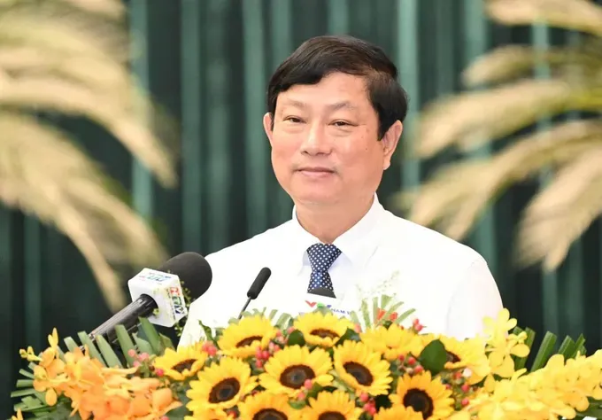  胡志明市人民议会主席武文明致闭幕词。图 : 越勇