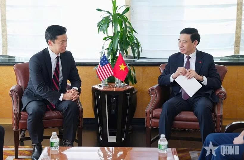 越南政府副总理、国防部长潘文江大将会见美国战争部助理部长约翰·诺。图自越通社