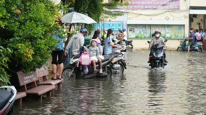 1 Nước ngập sâu từ khu vực cổng Trường Tiểu học Bình Triệu .jpg