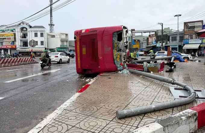 1-Xe khách giường nằm biến dạng sau vụ tai nạn.jpg