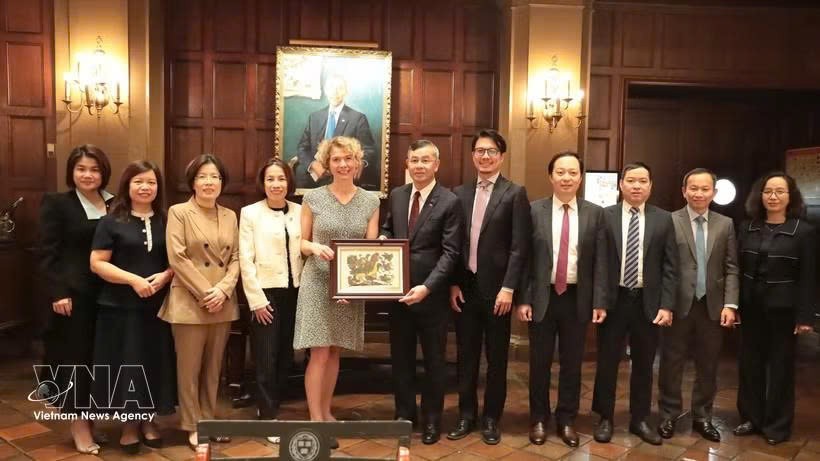 越南财政部工作代表团和国际风险评级公司穆迪（Moody’s）国家风险组副主席兼高级分析师Elisa Parisi-Capone女士合影。图自越通社