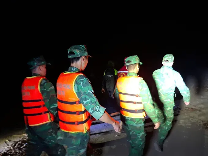 các lực lượng chức năng tìm thấy và đưa thi thể học sinh đuối nước vào bờ.jpg