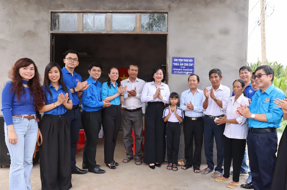 5-Các đại biểu thực hiện nghi thức gỡ bảng tên nhà.jpg
