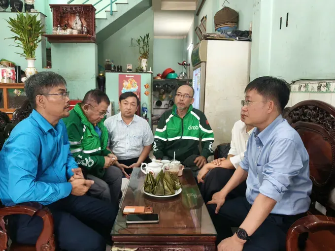 Ông Phùng Thái Quang trò chuyện cùng đoàn viên Nghiệp đoàn xe ôm công nghệ.jpg