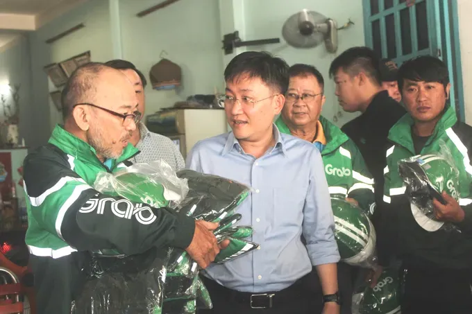 代表团向特别困难的业团会员及在救援救难工作中表现积极的会员赠送20份礼物。图 : 红桃