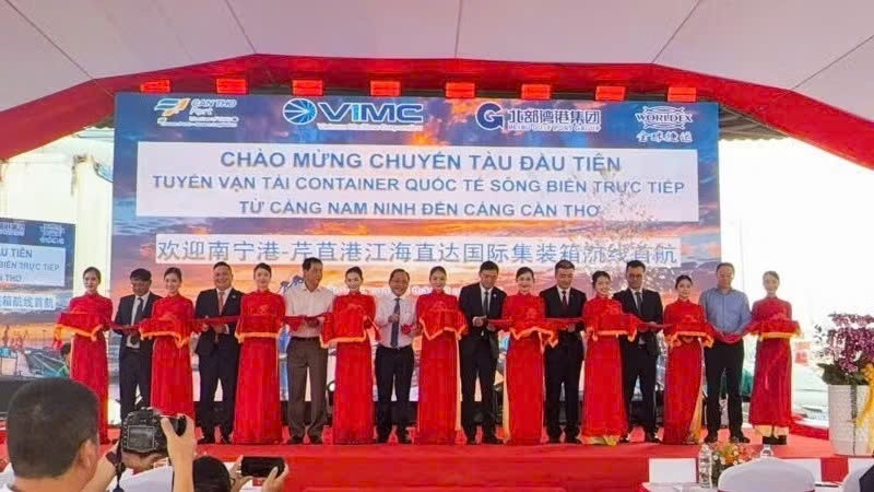 庆祝首航船舶剪彩仪式。图: 人民报网