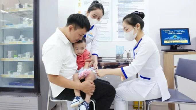 医务人员为儿童接种手足口病疫苗。（图自VNVC）
