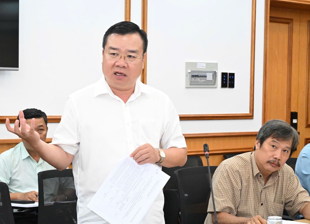 Thành viên Tiểu ban Phát triển kinh tế báo cáo tại cuộc họp.jpg
