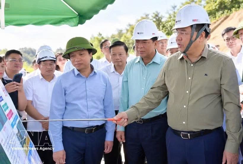 范家足副总理指导加快友谊—芝陵和同登—茶岭两条高速公路项目建设情况。图自越通社
