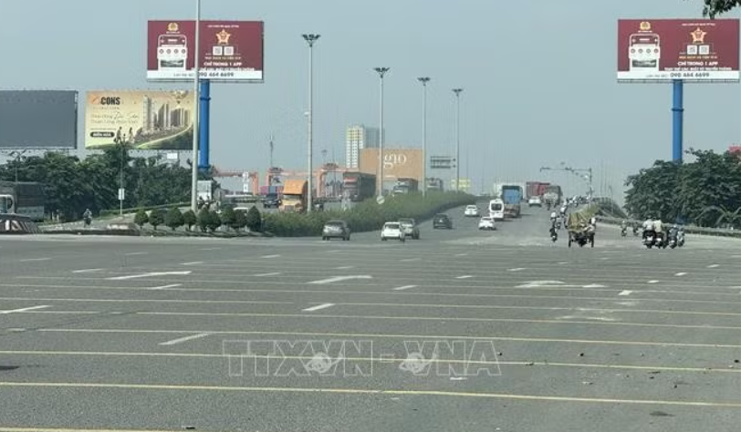 同奈桥收费站拆除后，路面得以拓宽，该区域交通畅通无阻。