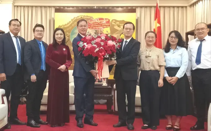 阮成忠同志祝贺中国国庆77周年纪念。图:明珠
