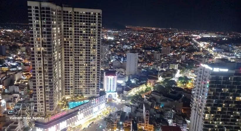 商业住宅和旅游项目点亮芽庄夜间城市景观。图自越通社